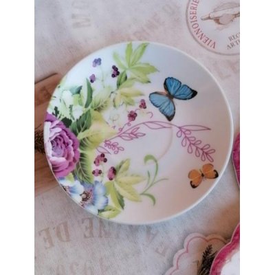 Porzellan-Teekanne mit Tasse und Untertasse – weiße und florale Verzierungen –