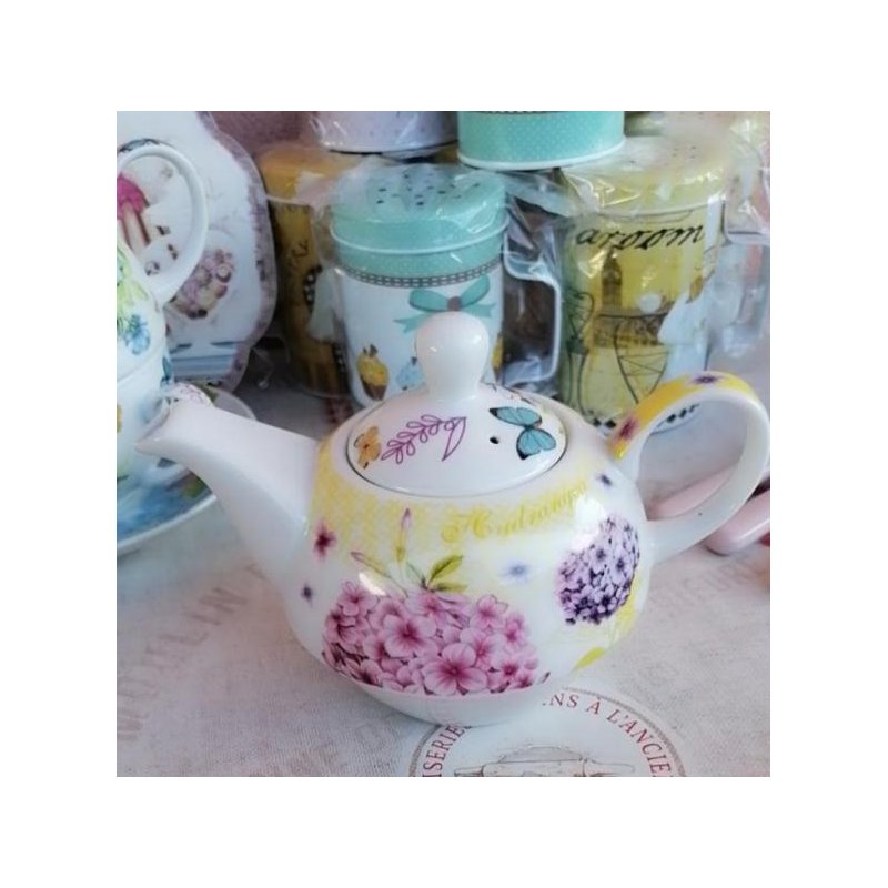 Teekanne aus Porzellan im provenzalischen Stil mit Tasse und Untertasse mit Blumendekorationen -