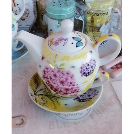 Teekanne aus Porzellan im provenzalischen Stil mit Tasse und Untertasse mit Blumendekorationen -