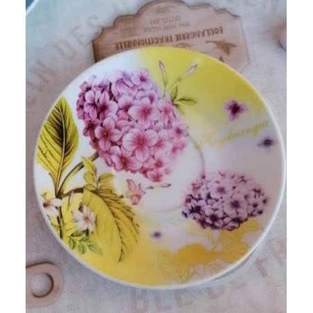 Théière avec tasse et soucoupe en porcelaine de style provençal à décors floraux - 