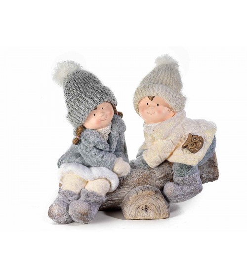 Paar Keramikkinder mit Wollmütze auf Holzklotz - 