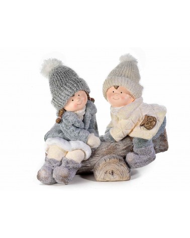 Coppia di Bambini in Ceramica con Cappello in Lana su Ceppo di Legno - 