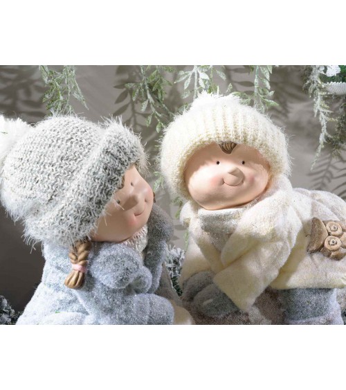 Coppia di Bambini in Ceramica con Cappello in Lana su Ceppo di Legno - 