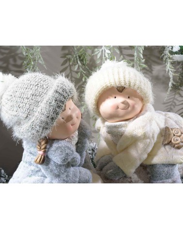 Coppia di Bambini in Ceramica con Cappello in Lana su Ceppo di Legno - 