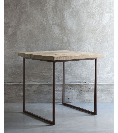 Tisch mit Untergestell aus brüniertem Eisen und Platte aus recyceltem Holz - 