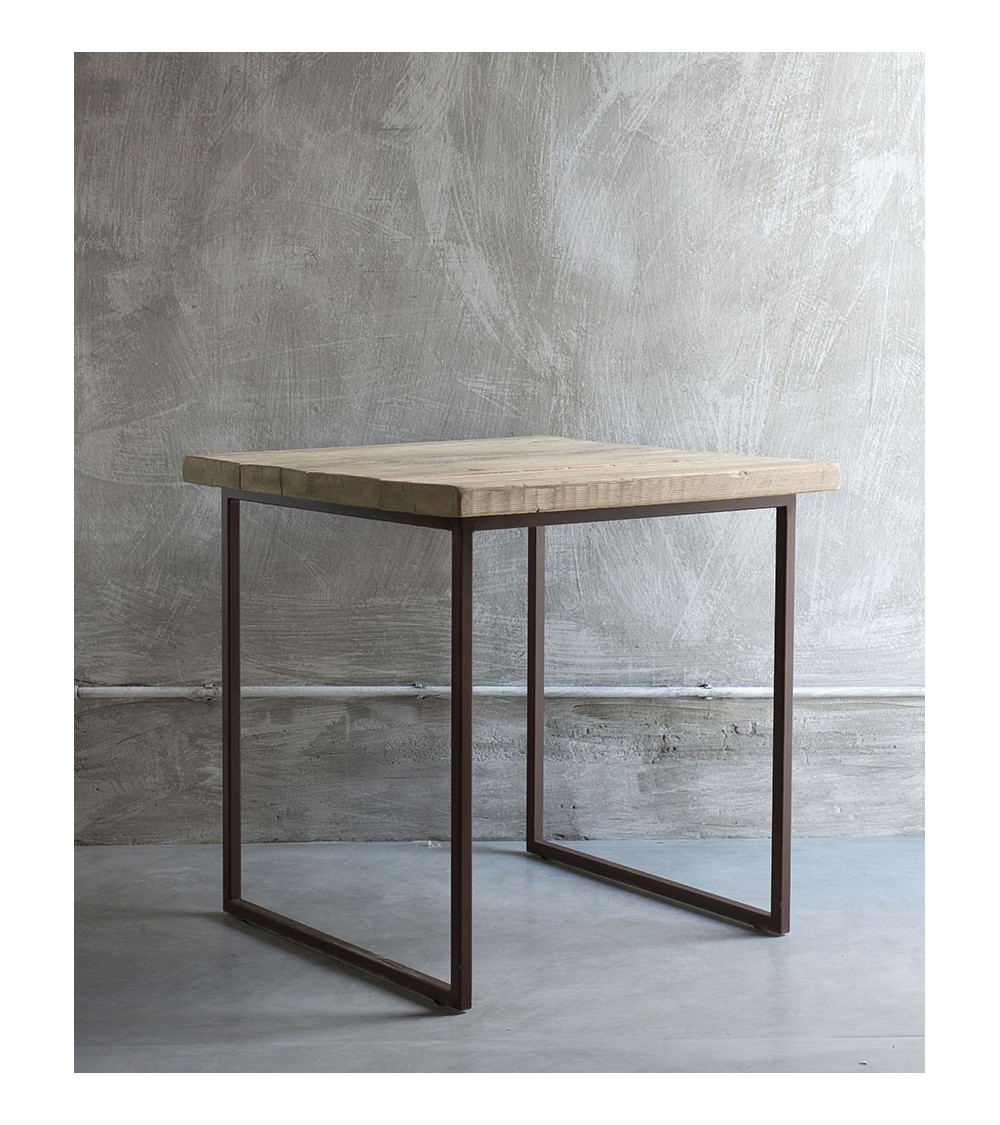 Table avec base en fer bruni et plateau en bois récupéré - 