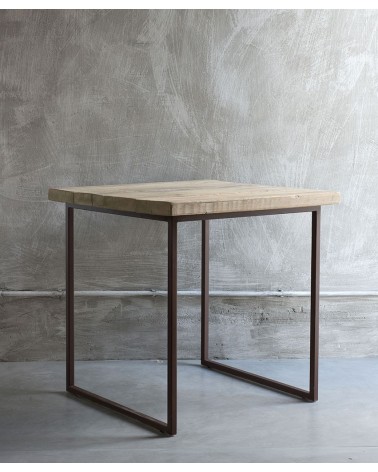 Tisch mit Untergestell aus brüniertem Eisen und Platte aus recyceltem Holz - 