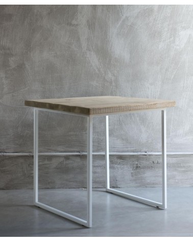 Tisch mit weißem Eisengestell und altem Holzregal - 