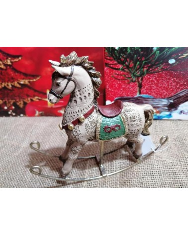 Weihnachtsschaukelpferd im Vintage-Stil dekoriert - 