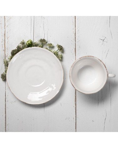 Weiße Keramiktasse und Untertasse im provenzalischen Stil - 