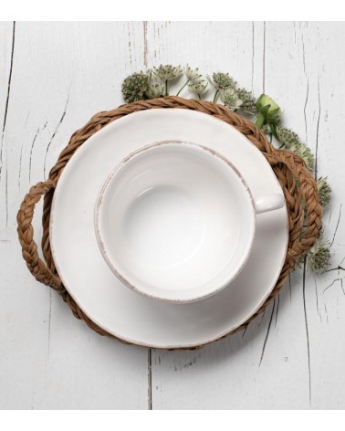 Weiße Keramiktasse und Untertasse im provenzalischen Stil - 