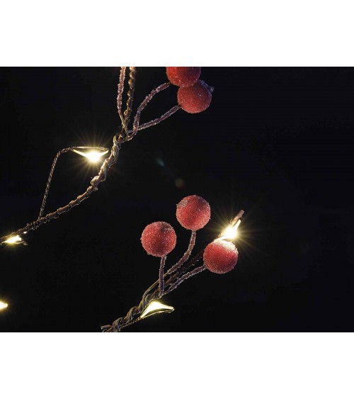 Batteriebetriebener Weihnachtsbaum mit warmweißen LED-Lichtern und gefrosteten roten Beeren - 