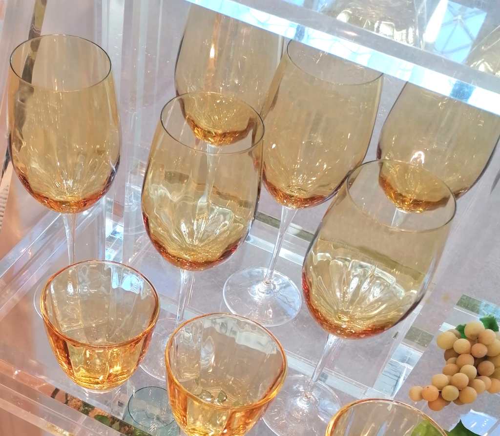 bicchieri in vetro colore ambra