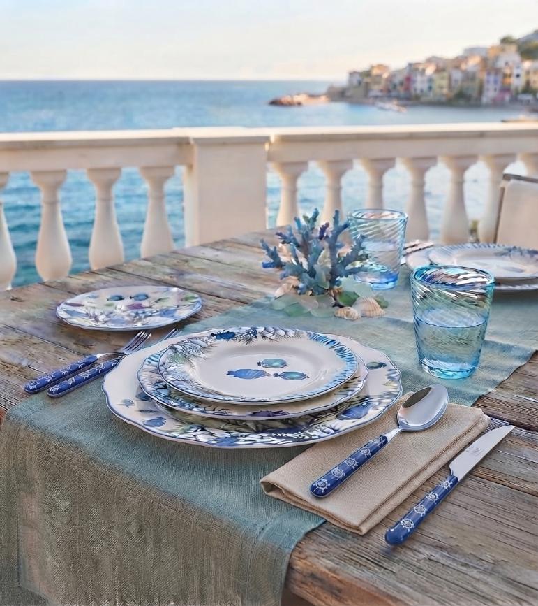 18-teiliges Geschirr-Set Azure Reef im Marine Chic Design mit Korallenmuster und tiefblauen Nuancen für edle Sommertische