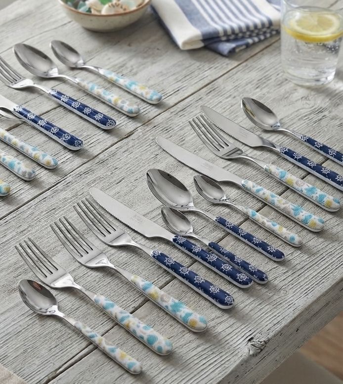 Neva Posateria Creativa Besteck Kollektion Marina mit nautischen Motiven wie Steuerrad und Muschel für maritimen Marine Chic Tisch